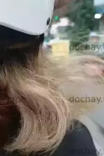 Cô gái chạy ra khỏi lớp và biến mất